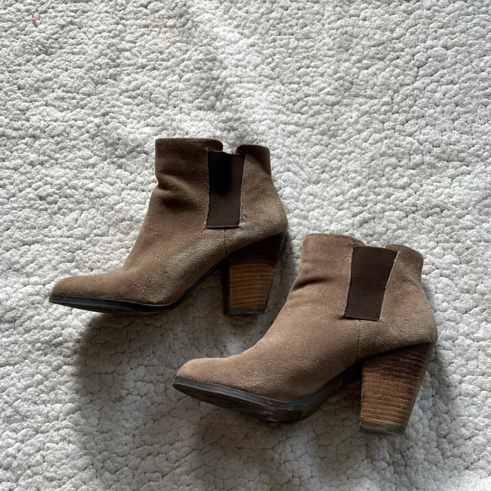 6.5 Vince Camuto ankle boots